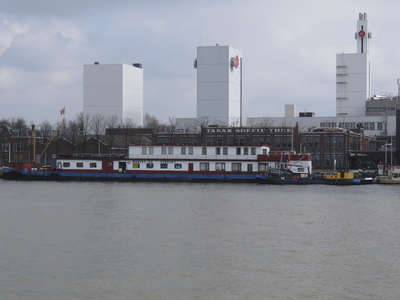 907471 Gezicht over het Amsterdam-Rijnkanaal op de fabriek van Jacobs Douwe Egberts (JDE - Koffie & Thee, ...
